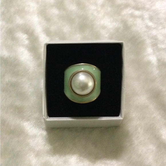 ☘️Lia Sophia Green Enamel Large Faux Pearl Ring - Picture 1 of 5